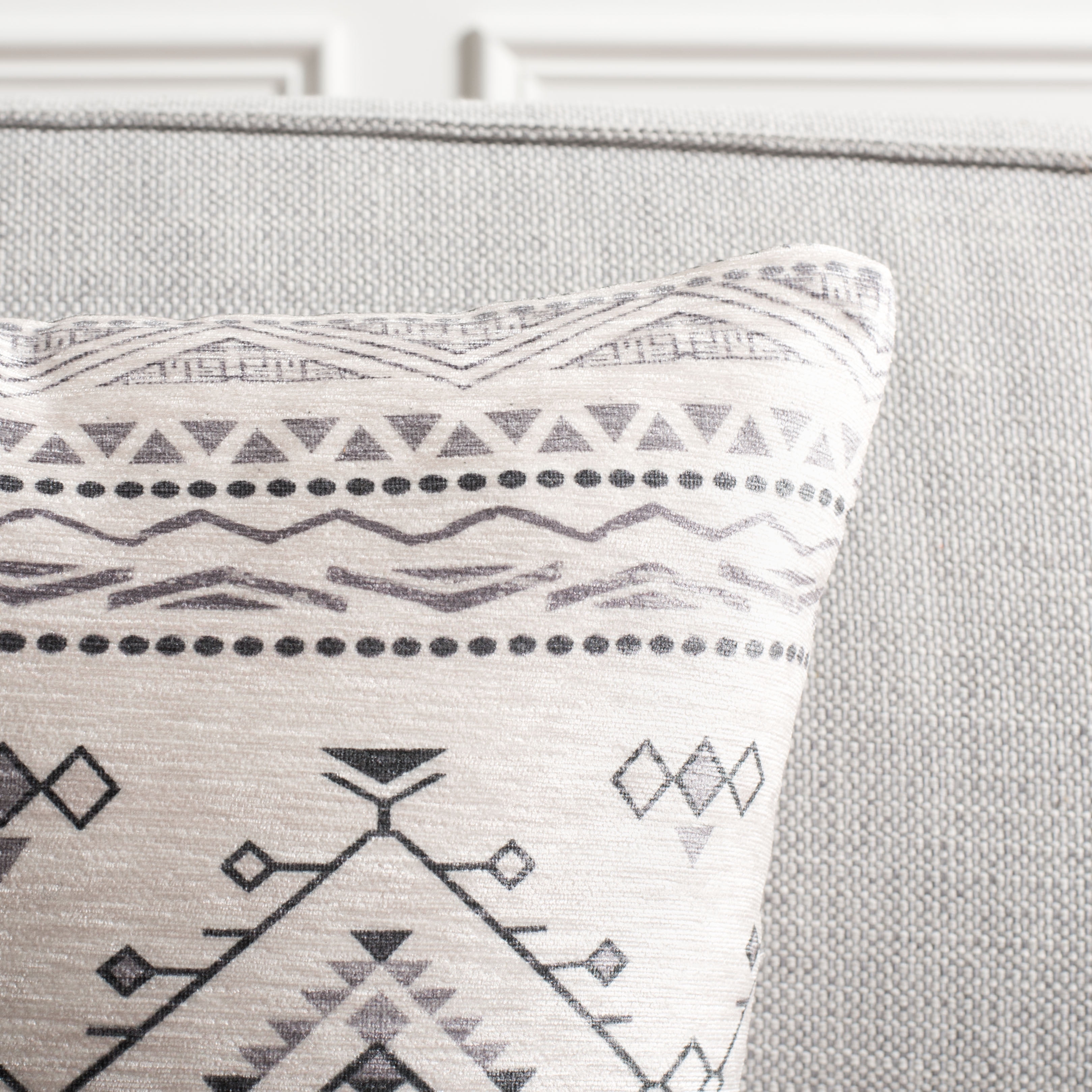 Safavieh Samira 20" x 20" Southwestern Beige/Black Aztec Decorative Pillow (2 Count)