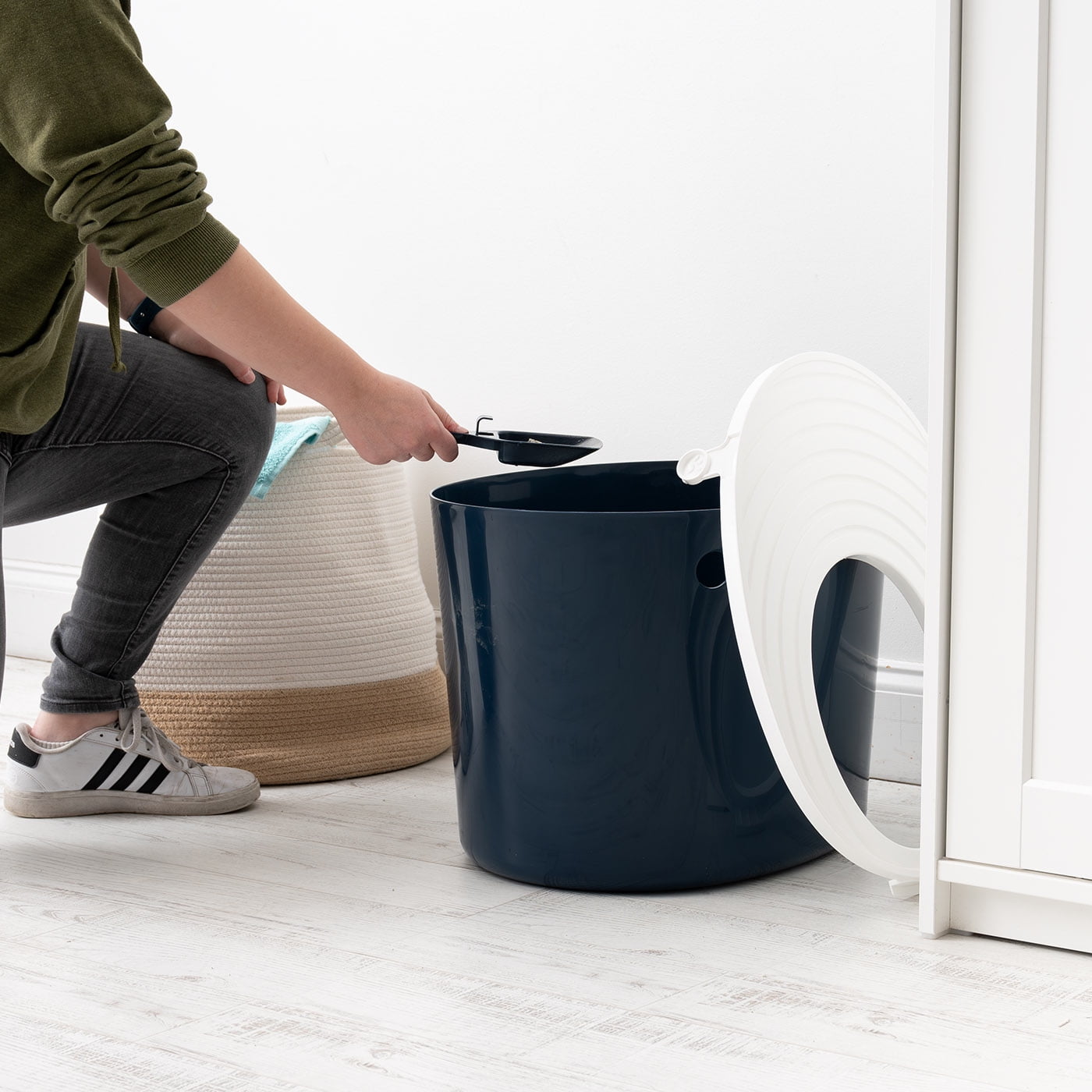 IRIS Large Stylish Round Top Entry Cat Litter Box with Scoop, Curved Kitty Litter Pan with Litter Particle Catching