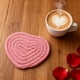 thumbnail image 4 of Mantel individual de algodón tejido en forma de corazón • Protector de mesa rosa intenso • Esterilla lavable duradera de 12,5x10,5 cm • Decoración decorativa para la mesa de San Valentín, 4 of 6