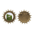 thumbnail image 1 of Double White Cosmos Pin de gancho de metal vintage con forma de sol Unbranded  M, 1 of 3