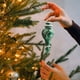 thumbnail image 4 of Caja de regalo de 3 bolas navideñas | Adornos colgantes creativos para árbol de Navidad con pintura a color | Adornos colgantes de bolas navideñas de plástico para fiestas, 4 of 6
