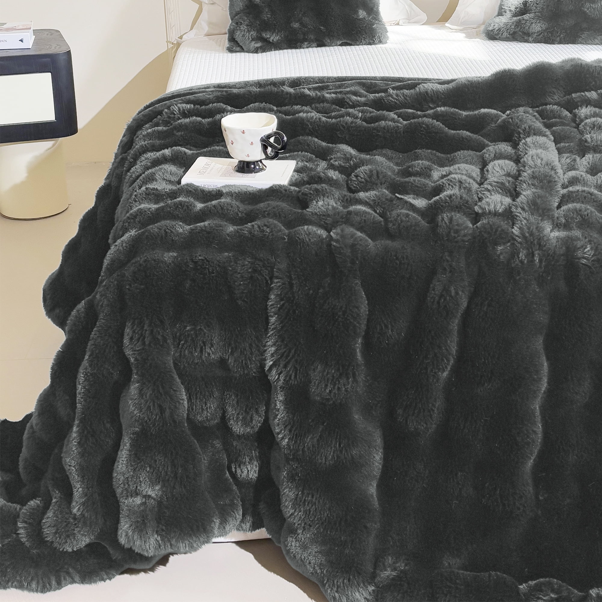 Sanmadrola Throw Blanket Faux Fur for Couch, Fuzzy Soft Plush Thick Bubble Blanket for Sofa Bedroom Living Room 60''x 80'' Gray