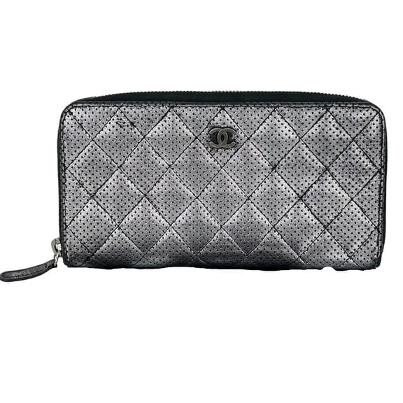 Pre-Owned Chanel Perforated Silver Metallic Lambskin Quilted Zip Around Wallet Clutch