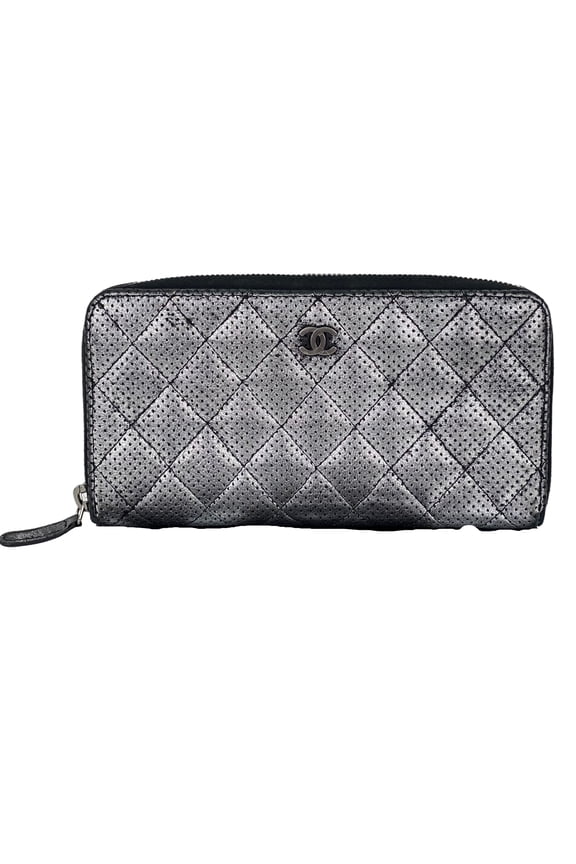 Pre-Owned Chanel Perforated Silver Metallic Lambskin Quilted Zip Around Wallet Clutch