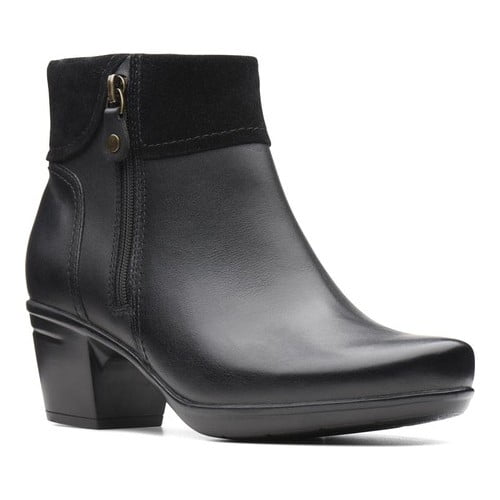 boots with twist laces