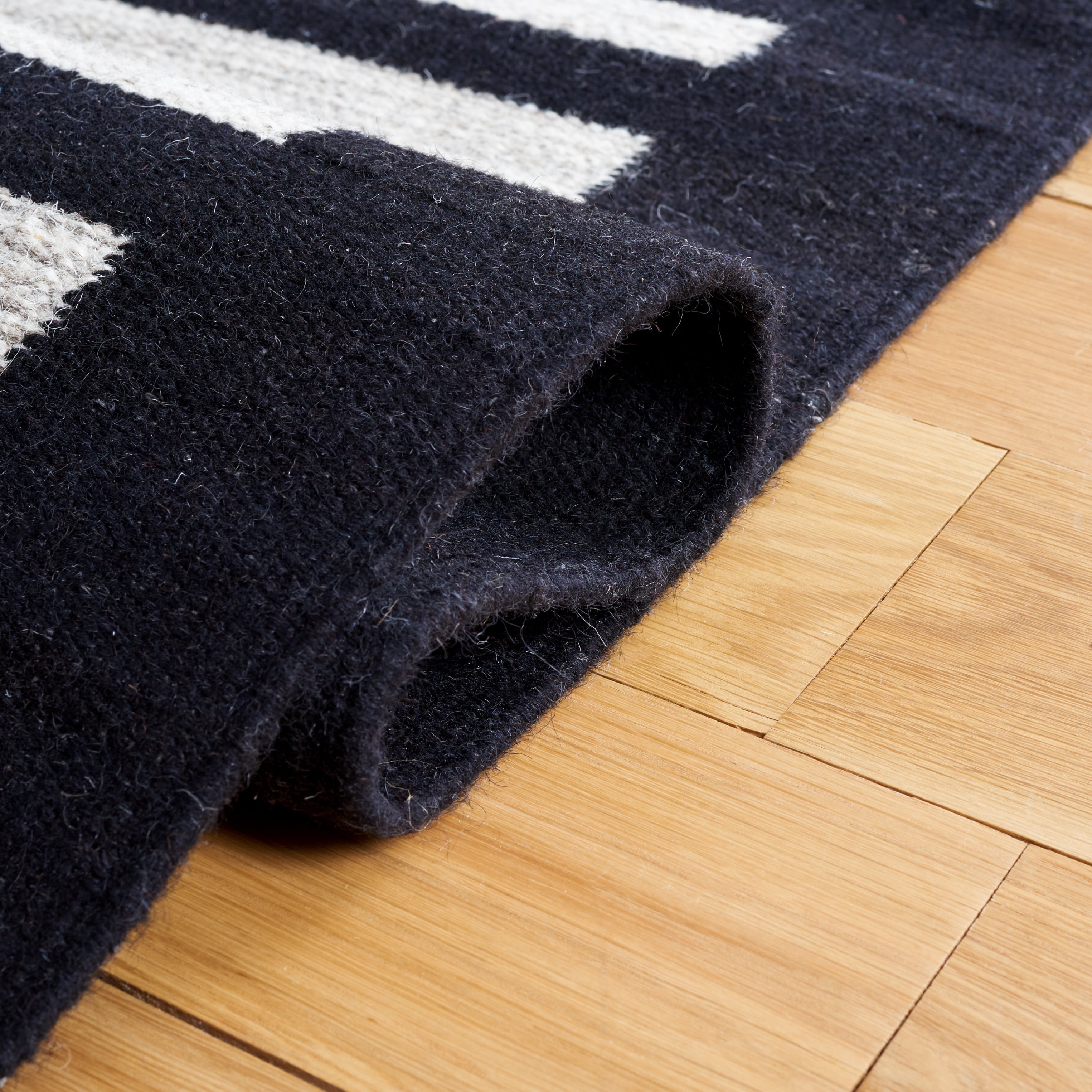 SAFAVIEH Striped Kilim Cady Striped Area Rug, Beige/Black, 4' x 6'