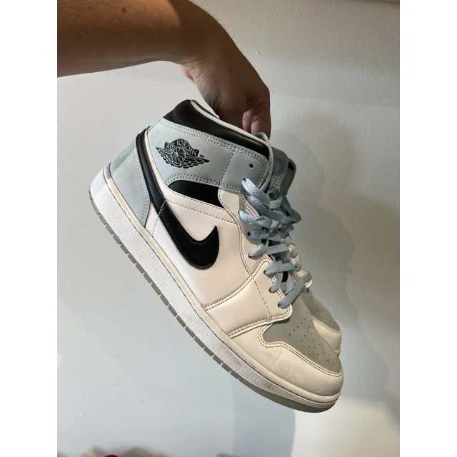 N I-K-E A i r-Jor-dan 1 Mid Sneakers - White and Light Blue Size 12