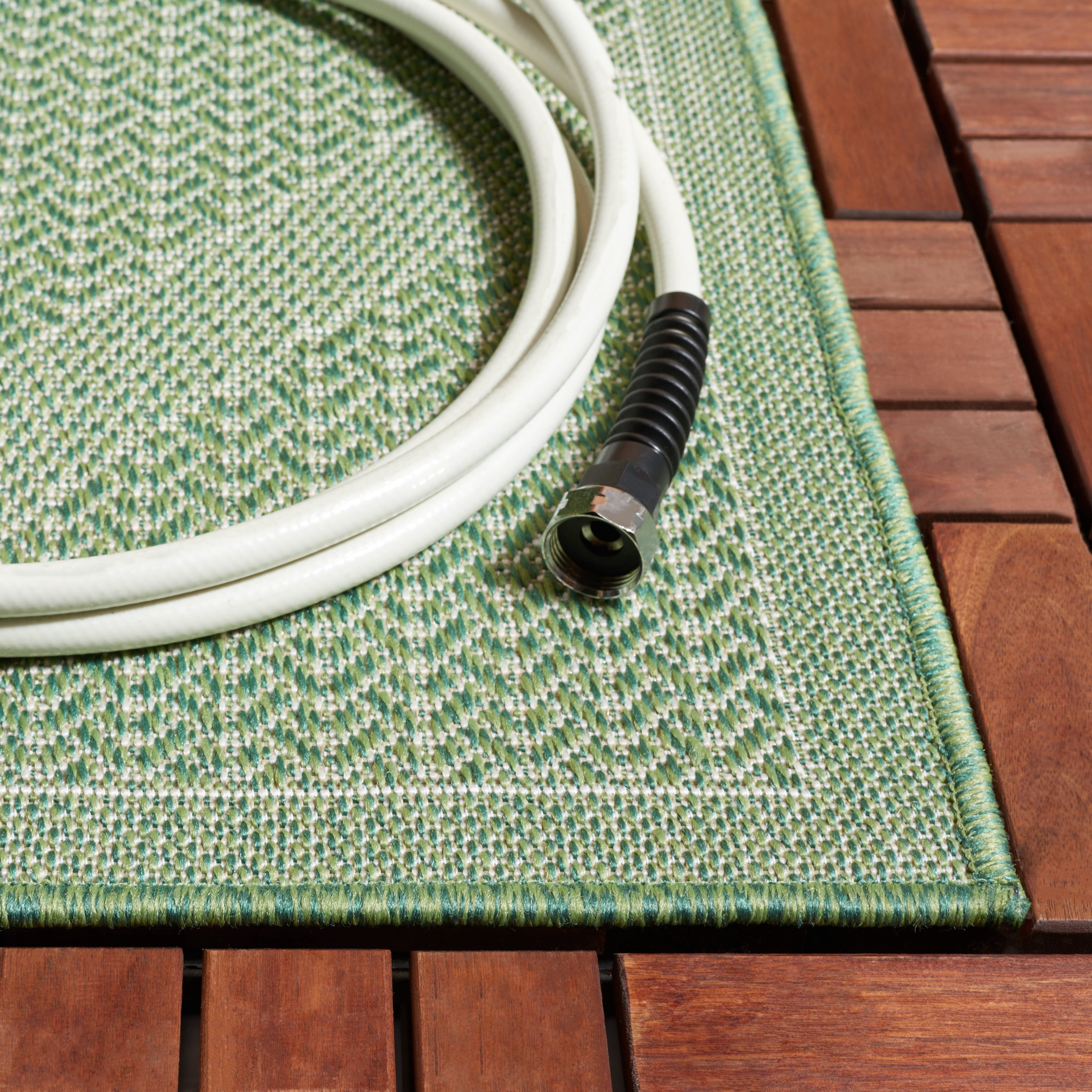 SAFAVIEH Machine Washable Rug Indoor/Outdoor Bermuda Collection - Bermuda Travis Diamond Indoor/Outdoor Area Rug, Green/Ivory, 6'7" x 6'7" Square