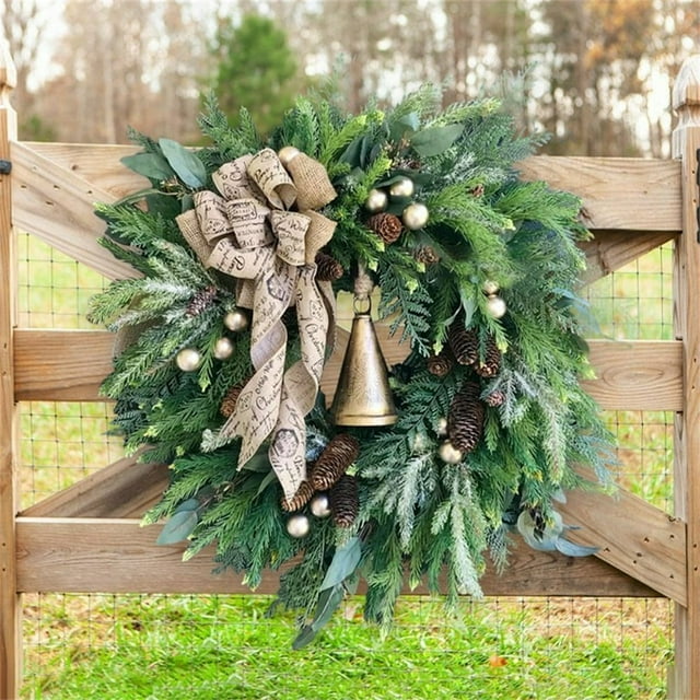 Couronne de Noël d'Hiver pour Porte d'Entrée Couronnes de Pin Artificielles avec Aiguille en Forme de Pomme de Pin Baies Rouges Fleurs Blanches Décoration Rustique de Ferme pour Fête à la Maison Intérieur Extérieur
