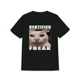 thumbnail image 1 of Camiseta informal de cuello redondo para hombre con estampado de cara de gato "Certified Freak". Ligera y veraniega. Regalo perfecto. Divertida., 1 of 5