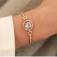 thumbnail image 3 of Brazalete de joyería Brazalete versátil para mujer Brazalete de diamantes con destellos de temperamento simple Brazalete de circón Joyas - Oro oso de fresa Electrónica, 3 of 5