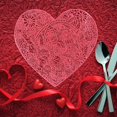 thumbnail image 4 of Mantel individual de rosa en forma de corazón, regalo perfecto para el día de San Valentín para él o ella, decoración rosa festiva, hecho de PVC duradero., 4 of 5