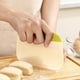 thumbnail image 1 of Espátula flexible para masa, ideal para cortar pan, pizza y otros productos de repostería. Herramienta multifuncional con marcas de medición, estructura metálica, base de madera, plegable y, 1 of 9