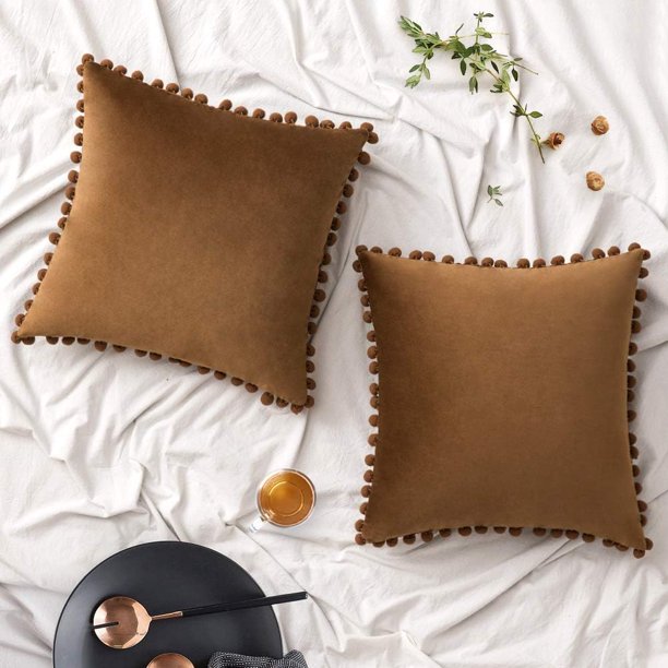 Paquete de 2 fundas de almohada de terciopelo con pompones decorativos, fundas de cojín suaves y lisas con pompones cuadrados para sofá, dormitorio, coche, 18 x 18 pulgadas, verde oscuro
