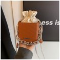 thumbnail image 1 of Bolso pequeño cuadrado con cadenas, de un solo color, moderno y elegante para el verano 2025, con asa para hombro y bandolera, con cordón de ajuste, para mujer., 1 of 9
