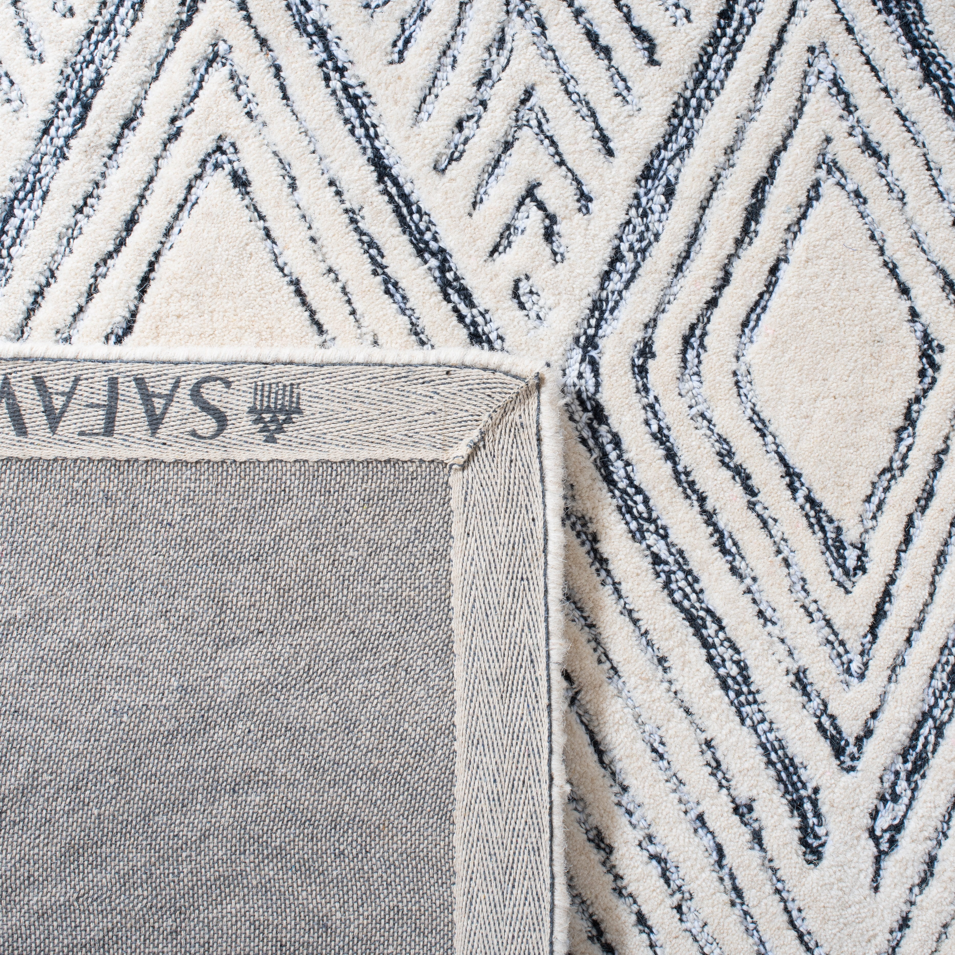 SAFAVIEH Abstract Jeneka Geometric Area Rug, Ivory/Charcoal, 3' x 5'