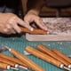 thumbnail image 3 of Juego de 12 herramientas para grabado de madera, herramienta para tallar madera, cincel de madera profesional hecho a mano para principiantes, grabadores y artistas, 3 of 5