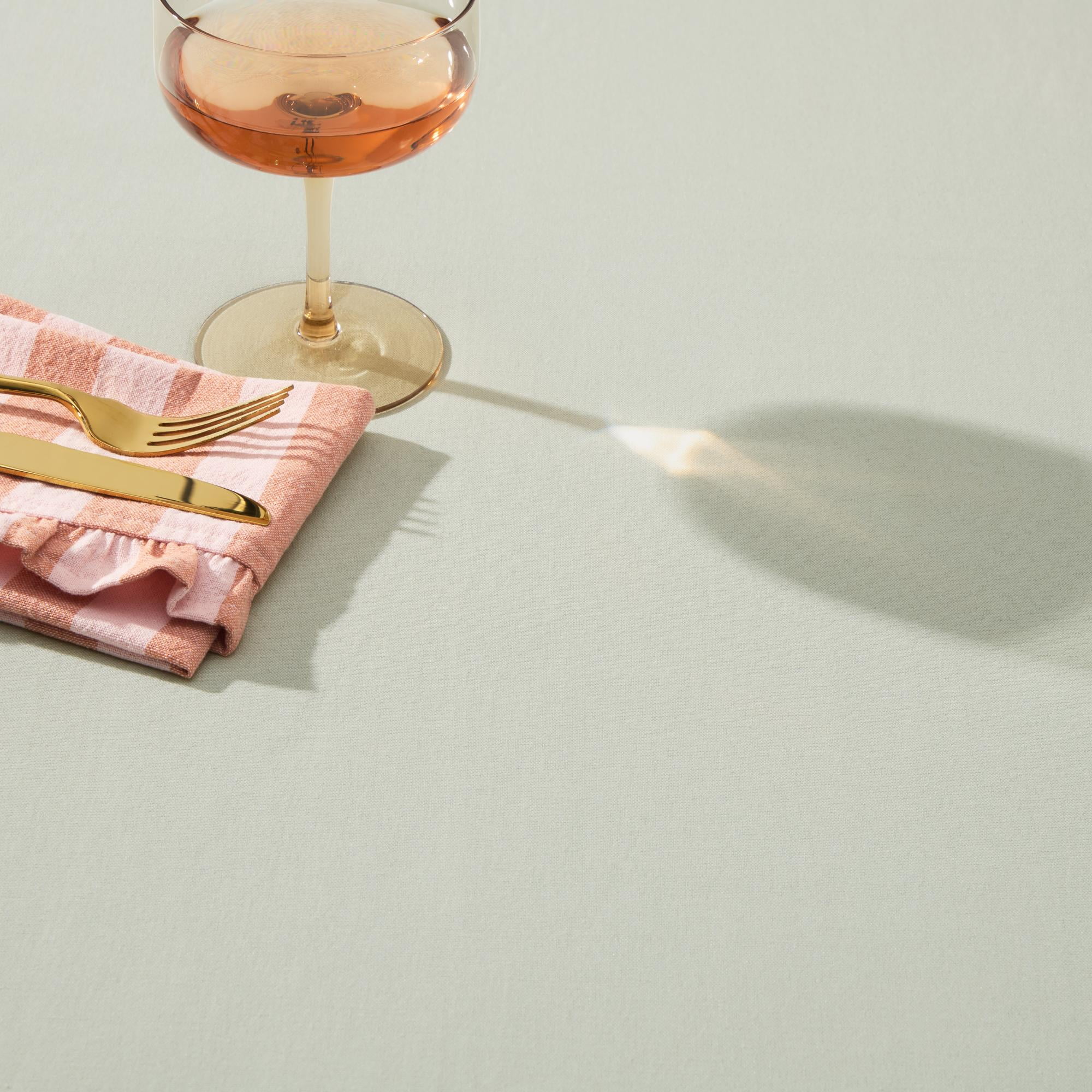 Nappe en tissu à ourlet double surpiqûre, couleur vert sauge, motif Beautiful Home de Drew Barrymore, 213 cm de large x 152 cm de long