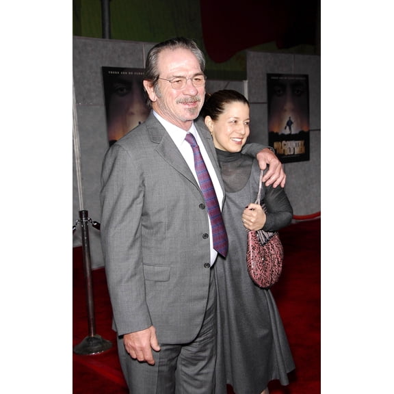 Tommy Lee Jones Dawn Jones At Arrivals For No Country For Old Men Premiere El Capitan Theater Los Angeles Ca