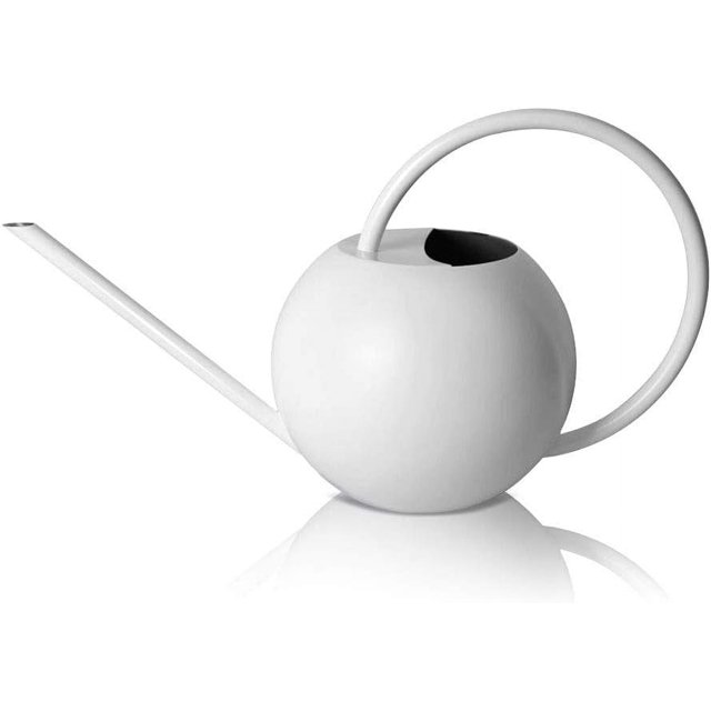 Regadera hecha a mano, chapa galvanizada que garantiza durabilidad, pico largo para riego preciso, diseño de tapa semiabierta que facilita la recarga, mango ergonómico para un uso cómodo