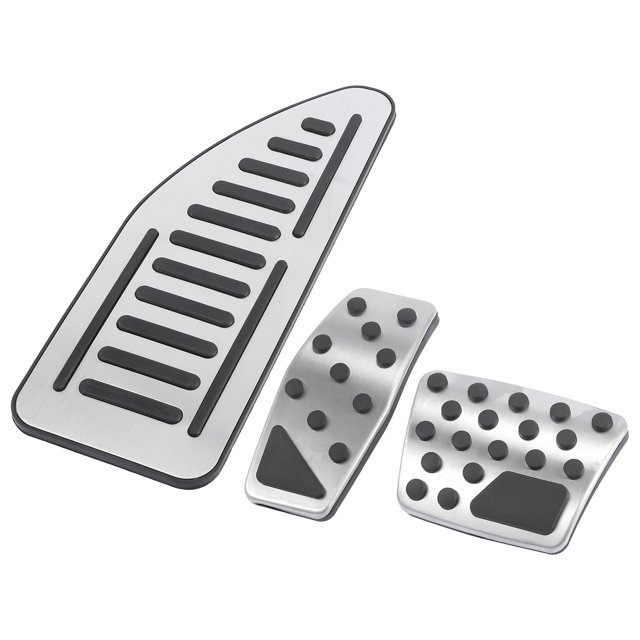 antideslizante reposapiés acelerador gas freno pedal almohadillas funda kit para coche cubiertas en acero inoxidable y caucho negro-plateado; vista frontal sobre fondo blanco con reposapiés alargado (25.5x9.7cm) a la izquierda y pedales de acelerador (12.2x5.5cm) y freno (10x7cm) a la derecha con tacos antideslizantes, instalación sin taladro, accesorio no OEM; también apto para proteger zonas de apoyo durante viajes.