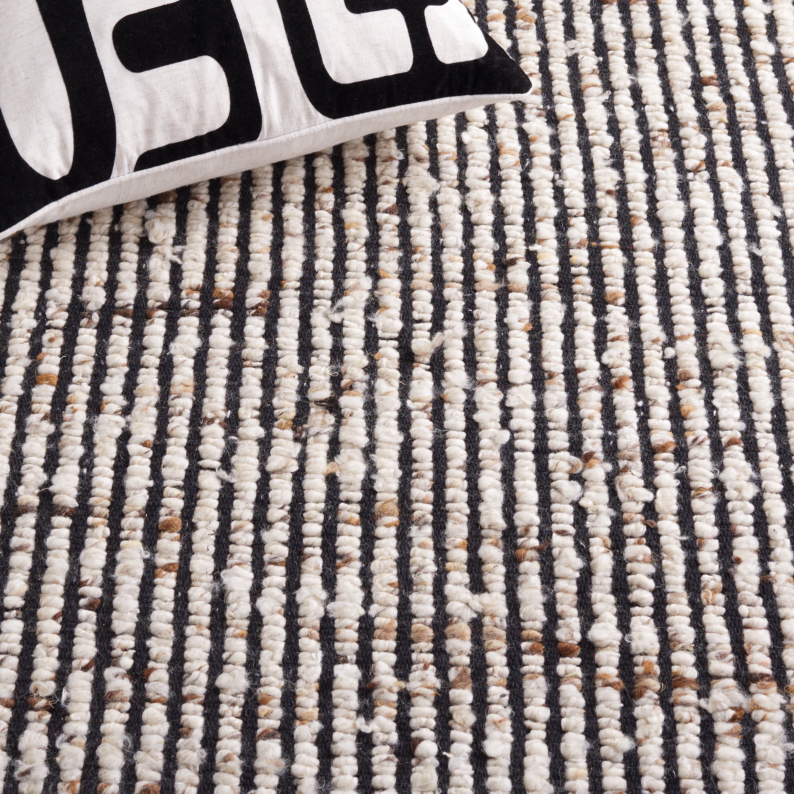 SAFAVIEH Natura Edith Distressed Area Rug, Black/Ivory, 3' x 5'