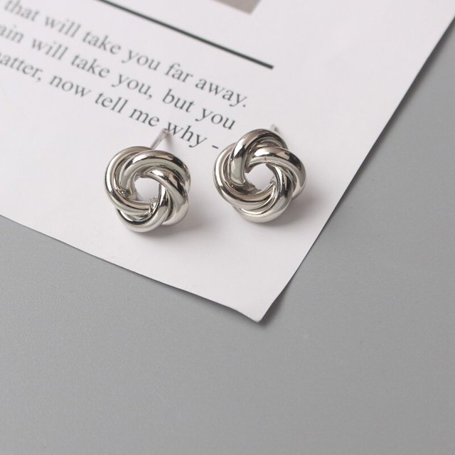 Pendientes pequeños de Metal para mujer, aretes redondos retorcidos de Color dorado, pequeños e inusuales, joyería de moda
