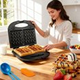 thumbnail image 4 of Gofrera compacta de alta potencia de 750 W con placa antiadherente de 23 x 24 cm, ideal para preparar desayunos rápidos. Su diseño portátil ahorra espacio en la cocina,,NEGRO, 4 of 14