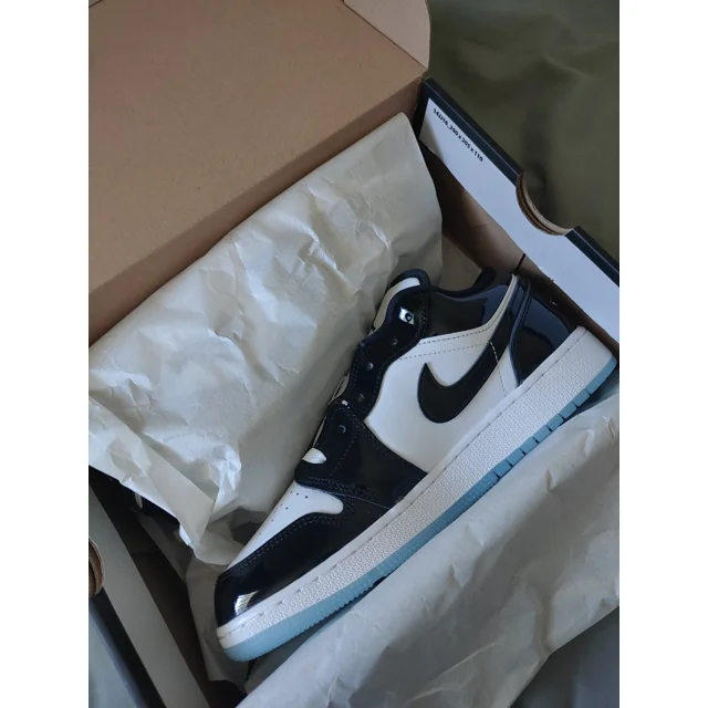 Ni - ke Air Jordan 1 Low SE GS Size 6.5Y Women's 8 Concord Black Patent White DV1333-100