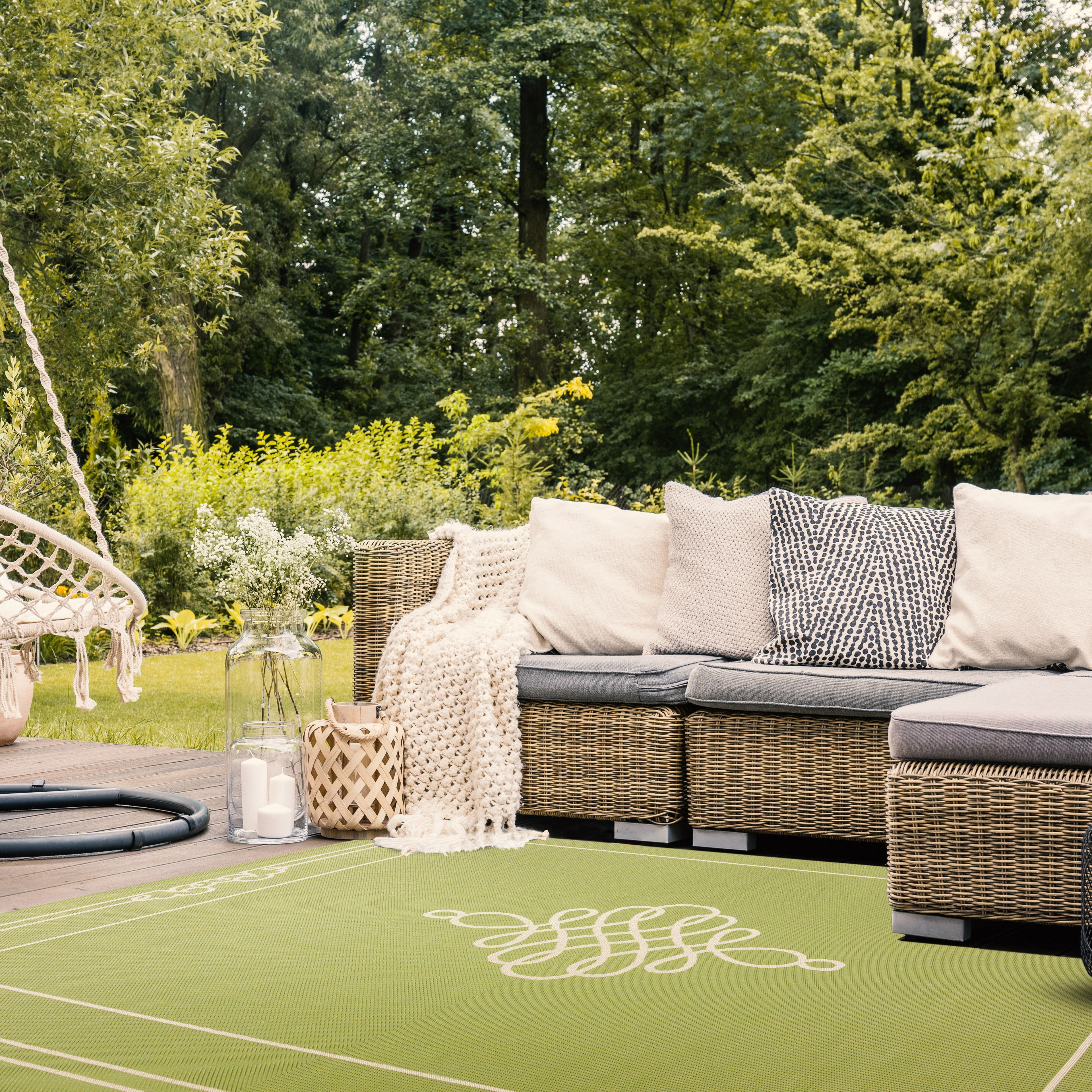 Safavieh Courtyard Andy Medallion Indoor/Outdoor Runner Rug, Green/Creme, 2'7" x 8'2"
