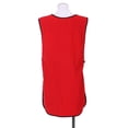 thumbnail image 2 of Bata profesional impermeable para peluquería con bolsillo, color rojo, ideal para cortes y tintes., 2 of 6