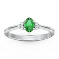 thumbnail image 2 of Bague Ovale avec Pierre de Naissance et Accents sur l'Épaule - Émeraude (Mai), 2 of 5