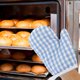 thumbnail image 5 of Guantes de horno resistentes al calor (4 unidades), guantes decorativos para hornear, guantes para parrilla anti-quemaduras, 5 of 8