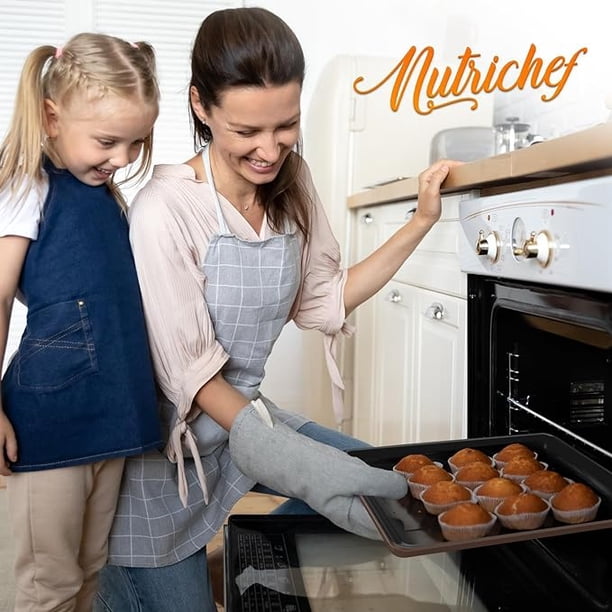 NutriChef Lot De 3 Plaques De Cuisson Acier Carbone Bleu Antiadhésif – Avec Poignées Silicone – Idéales Cookies, Gâteaux, Rôtis – Empilables & Faciles à Nettoyer
