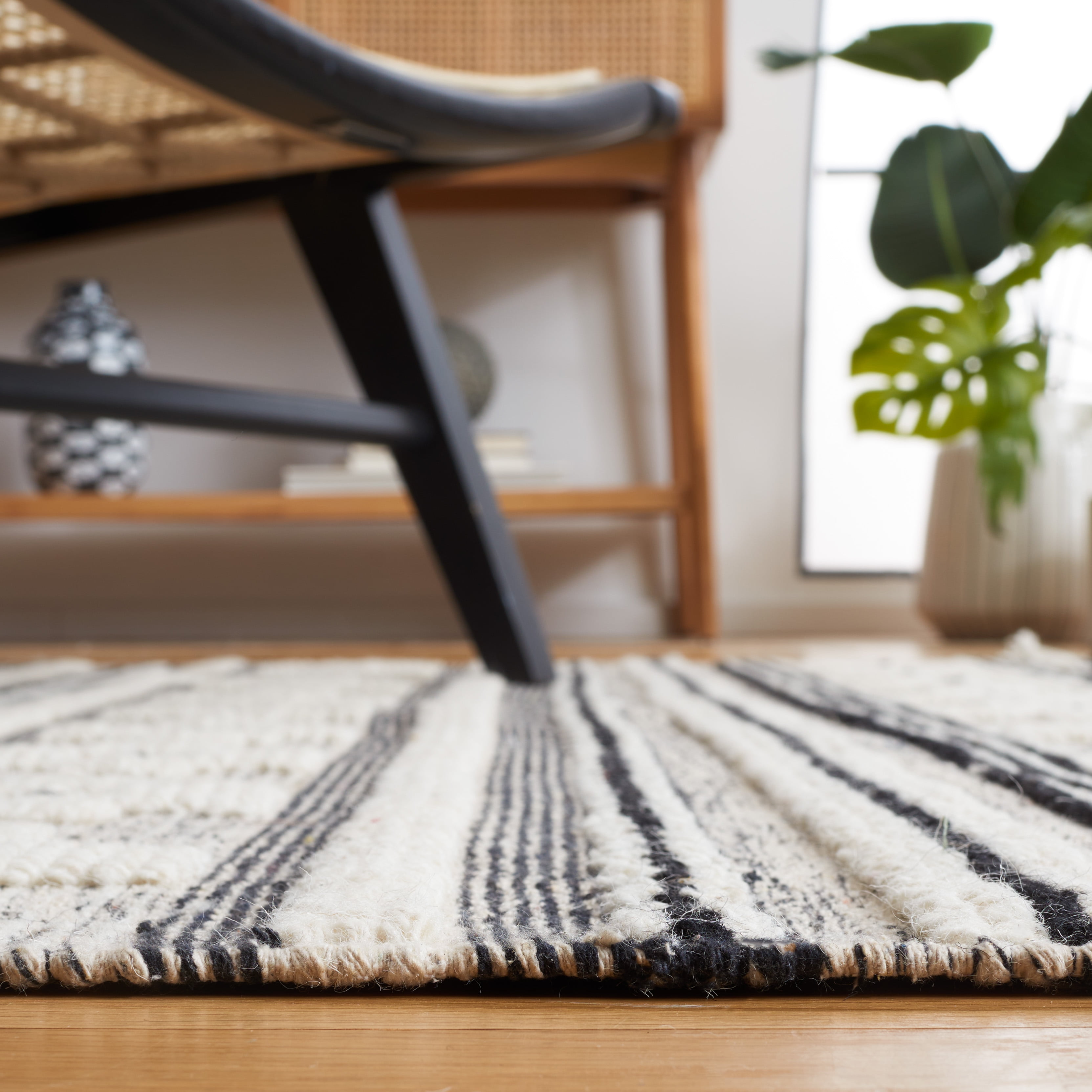 SAFAVIEH Natura Amanda Southwestern Area Rug, Black/Ivory, 5' x 8'