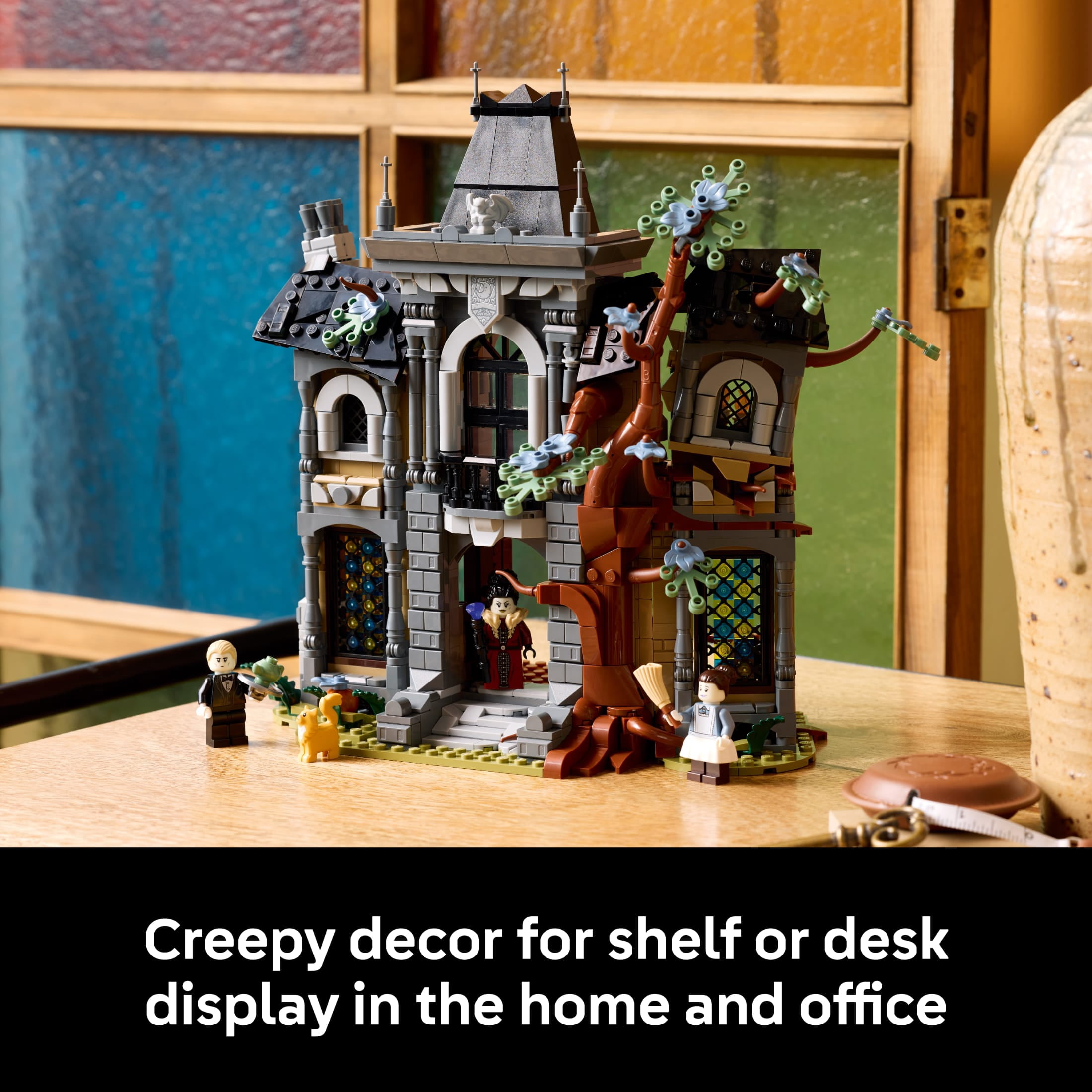 LEGO Icons Mayor Manor - Building Set for Adults, Ages 18+ - Halloween Decorations with 4 Minifigures - Collectible Model Kit for Home Décor - Gifts for Men & Women - 11383
