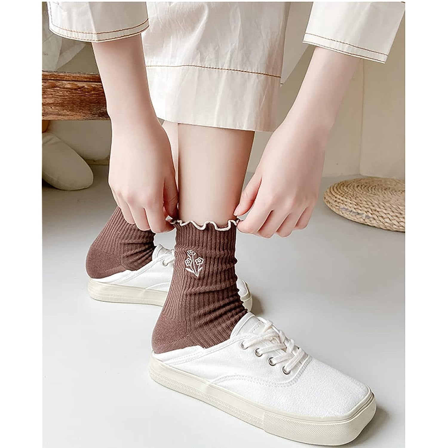 Holzlrgus Women Cute Ruffle Frilly Aesthetic Ankle Socks Flower Embroidery Turn Cuff Crew Cotton Socks Teen Girls