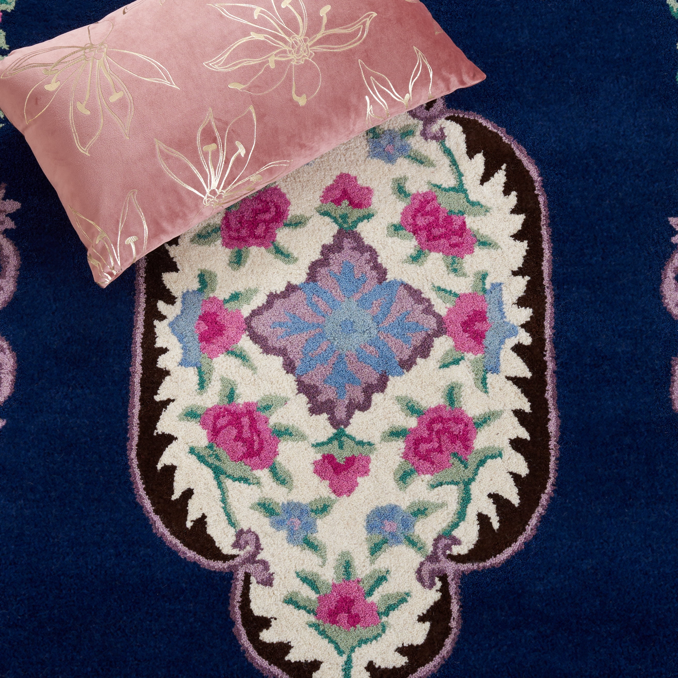 SAFAVIEH Bellagio Chandler Floral Wool Area Rug, Navy/Ivory, 5' x 5' Round