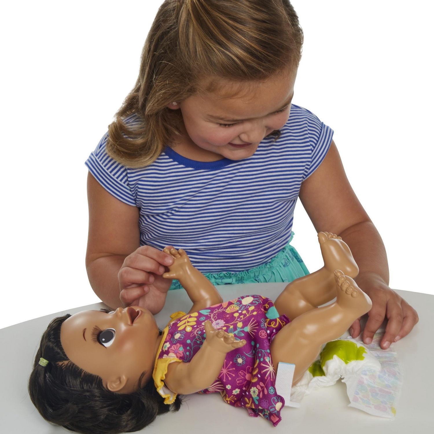 Baby Alive, poupée Bébé adore manger, aux cheveux noirs et lisses, plus de 50 sons et phrases, mange et fait caca, boit et fait pipi, pour enfant, à partir de 3 ans