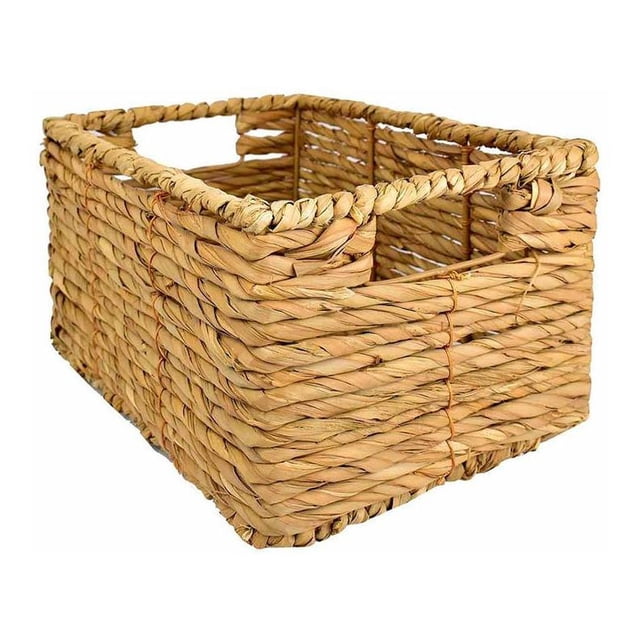canasta rectangular de mimbre natural grande dcn-2210lg canasta rectangular de mimbre color cedro, vista 3/4 frontal que muestra tejido trenzado grueso, asas recortadas en los laterales y borde superior con trenza; medidas 35x25x18 cm, tono café claro ideal para organización y almacenamiento en cocina, sala o despensa, también suele usarse para ordenar textiles pequeños durante viajes.