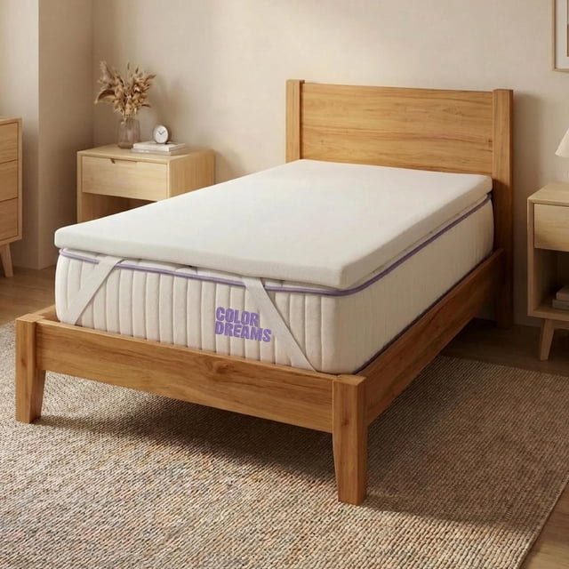 colchoneta cubre colchon topper memory foam 5cm individual Colordreams blanco, vista frontal en cama individual; topper viscoelástico de 5 cm con funda blanca 100% poliéster y ajustadores elásticos en esquinas, medidas 100x190x5 cm y peso 2.9 kg; a menudo se usa como acolchado adicional para viajes o camas temporales.
