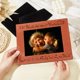 thumbnail image 3 of Para el mundo eres una abuela, pero para nuestra familia eres el mundo Marco de fotos de cuero grabado Marco de 5 x 7 pulgadas Marco de fotos rectangular marrón para colgar o de mesa para mamá Regalo, 3 of 6