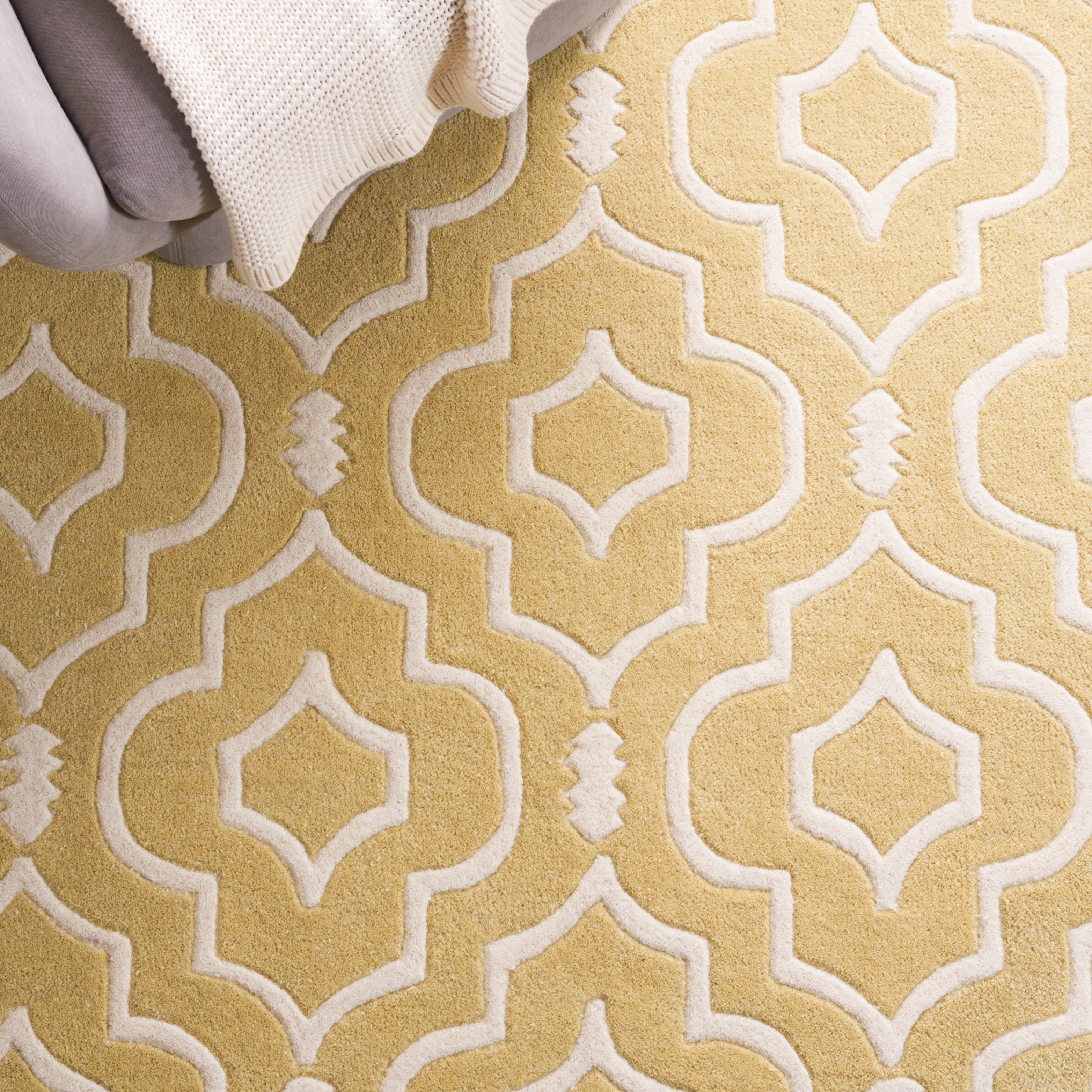 SAFAVIEH Chatham Xanthia Geometric Wool Area Rug, Light Gold/Ivory, 3' x 5'