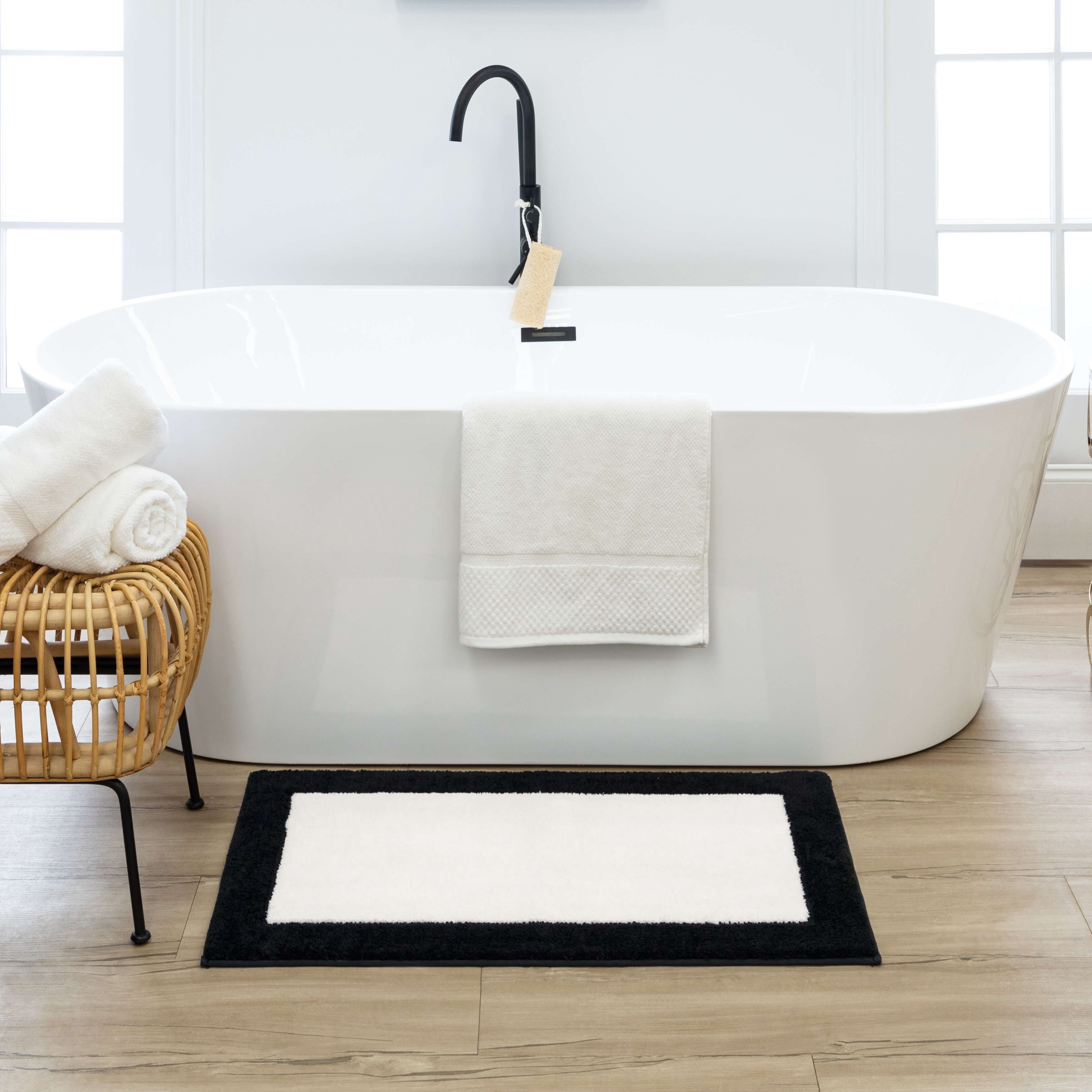 Mohawk Counterpoint Bath Mat Soft Absorbent Quick Dry Machine Washable Non-Slip Bathroom Mat, Black/White, 20" x 34"
