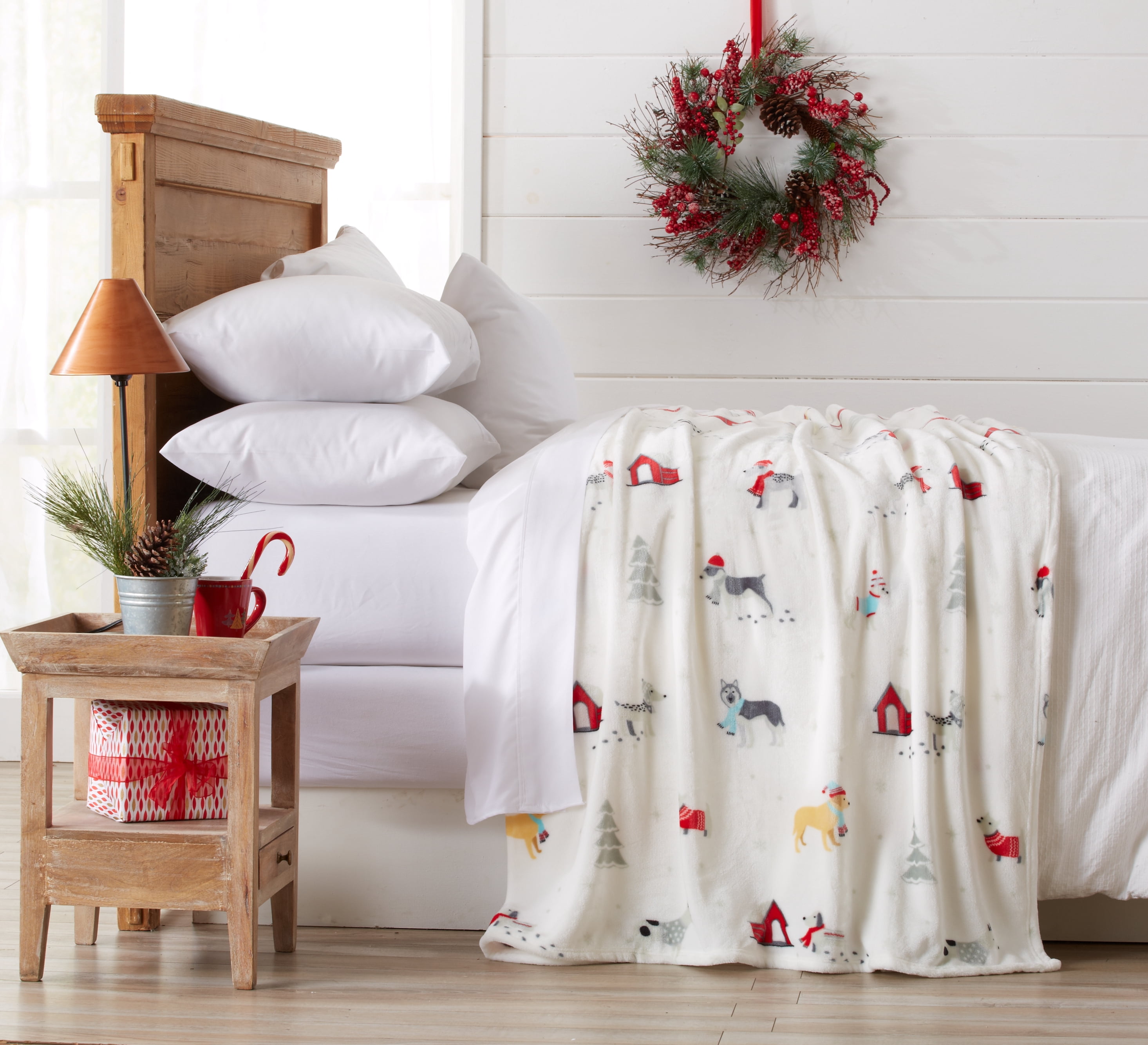 Great Bay Home Velvet Plush Holiday Printed Bed Blanket (Twin, Pups in the Snow)