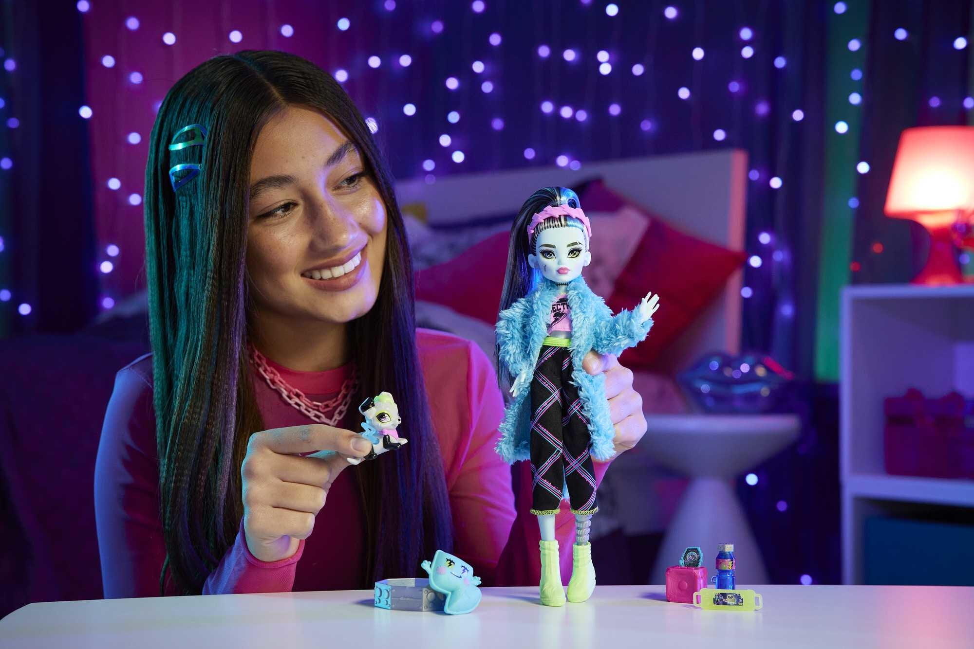 Monster High Frankie Stein Fashion Doll and Accessories, Creepover Party Set with Pet