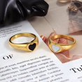 thumbnail image 2 of Anillo de acero inoxidable 316L chapado en oro de 18 quilates con accesorios de epoxi en forma de corazón negro para damas europeas y americanas, 2 of 5