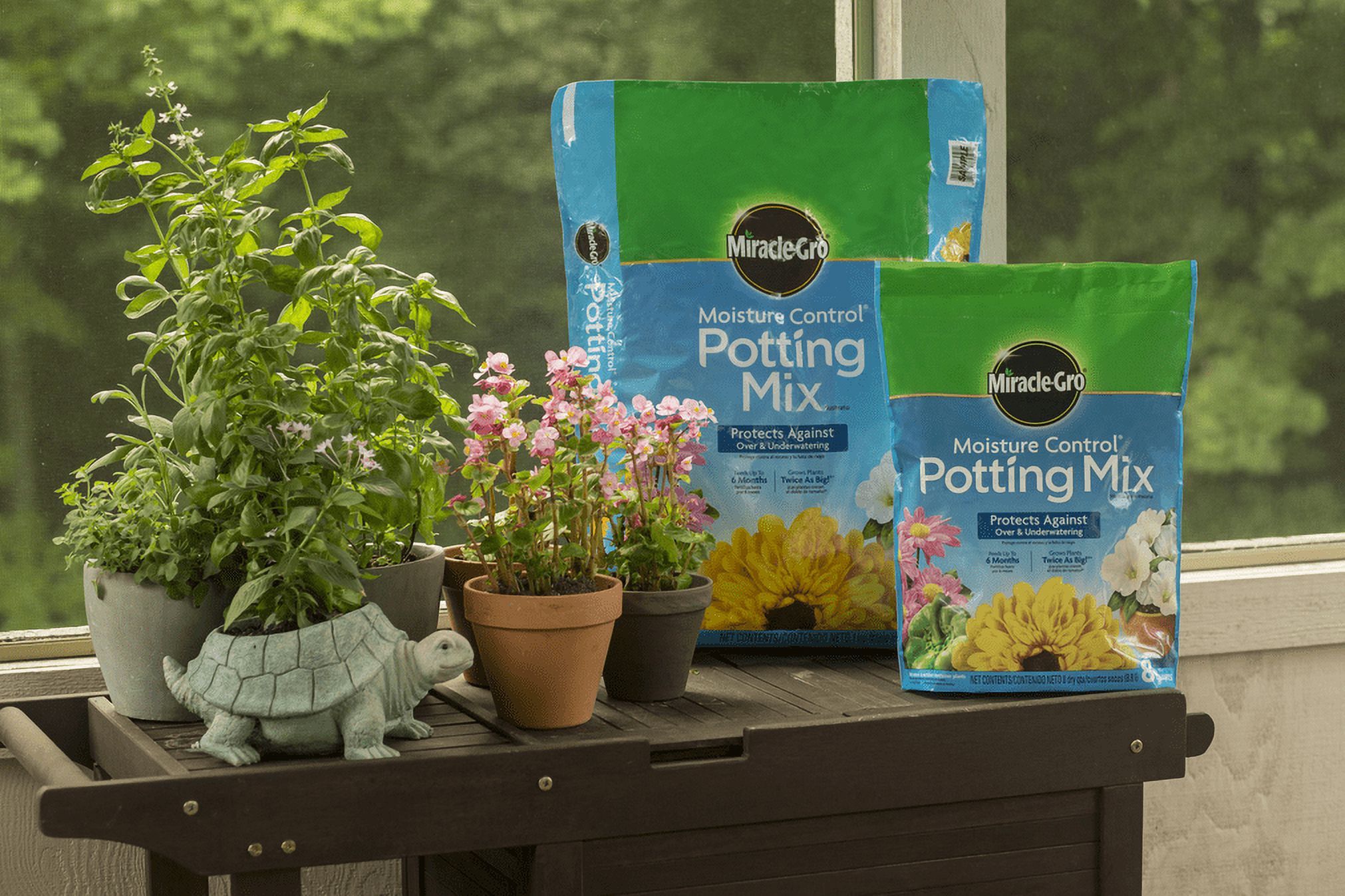 Miracle-Gro Moisture Control Potting Mix, 2 Cu. Ft., Feeds Up To 6 ...