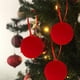 thumbnail image 5 of Luces navideñas peludas, adornos navideños para árbol, decoraciones navideñas colgantes verdes, bola colgante de 8 cm, 5 of 8