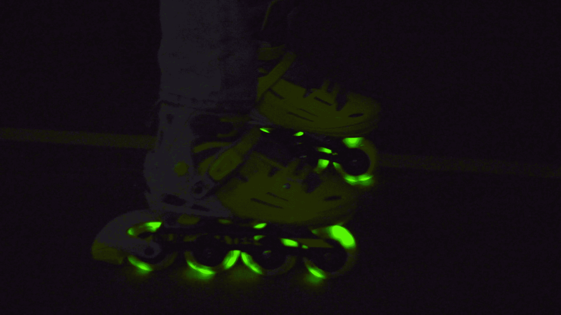 C7skates Adjustable Kids Inline Skates with Light Up Wheels (Flash, Size M)